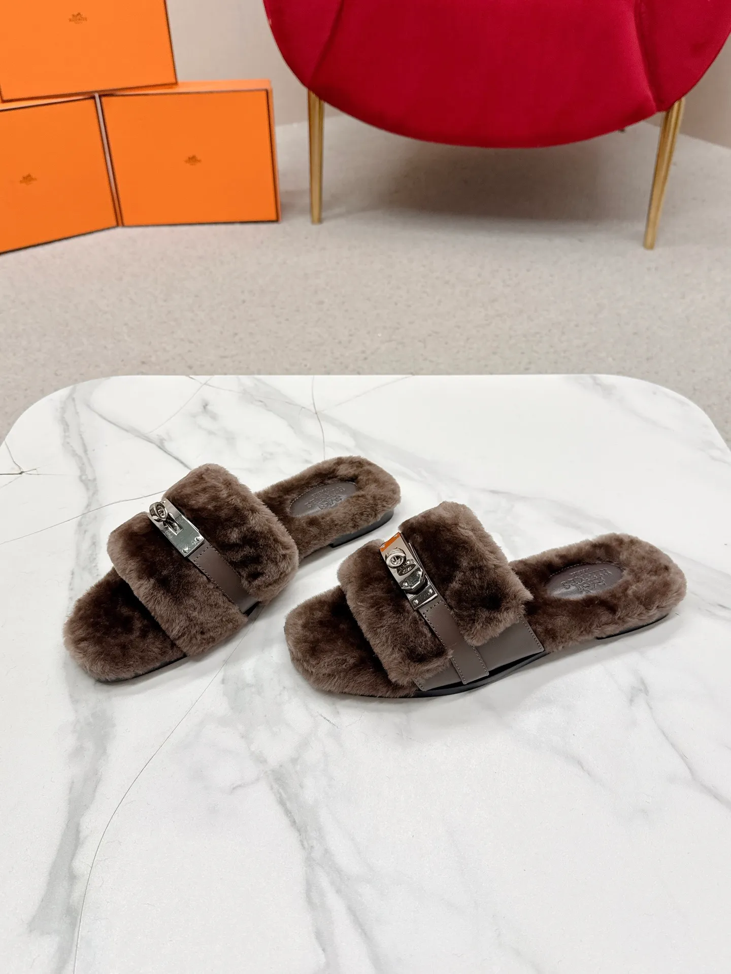 👟👟Ex-factory price 480👟👟 Hermes 🐎25/ Latest Autumn and Winter fur one-piece fur slippers KeIIy locks are embellished on the uppers with palladium plating to reflect low-key light. This year’s fabrics are made of lamb wool, which is fluffy and cute. It feels like stepping on clouds. Wear it barefoot or with socks, it is very fashionable 🎁 Paired with suit pants, it is an invisible shirt in the workplace. Echoing the knitted skirt, it has become a standard accessory for lazy afternoons. Pair it with jeans for a more casual style. ✔️Fabric: wool ✔️Inner lining: imported lamb wool ✔️Sole: original leather sole ✔️Size: #35-42 (customized at 40.41.42)